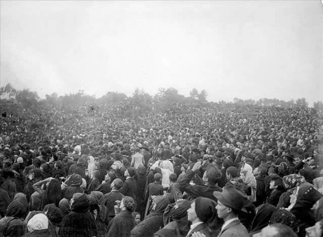 A large 1917 crowd standing in an open field at Cova da Iria, Fátima, gazing upward toward the sky during the reported Miracle of the Sun.